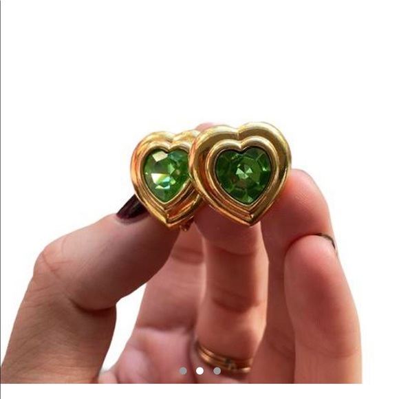 💚💚💚Vintage green stone and gold heart clip on earrings💚💚💚 - Picture 1 of 2